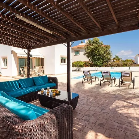 Carolina Villa Ajía Nápa