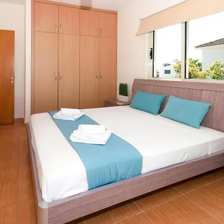 Carolina Villa Ajía Nápa